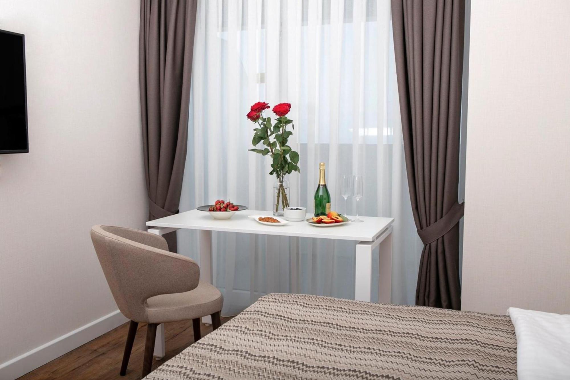 Alliance Palace Aparthotel By Marriott Batoemi Buitenkant foto
